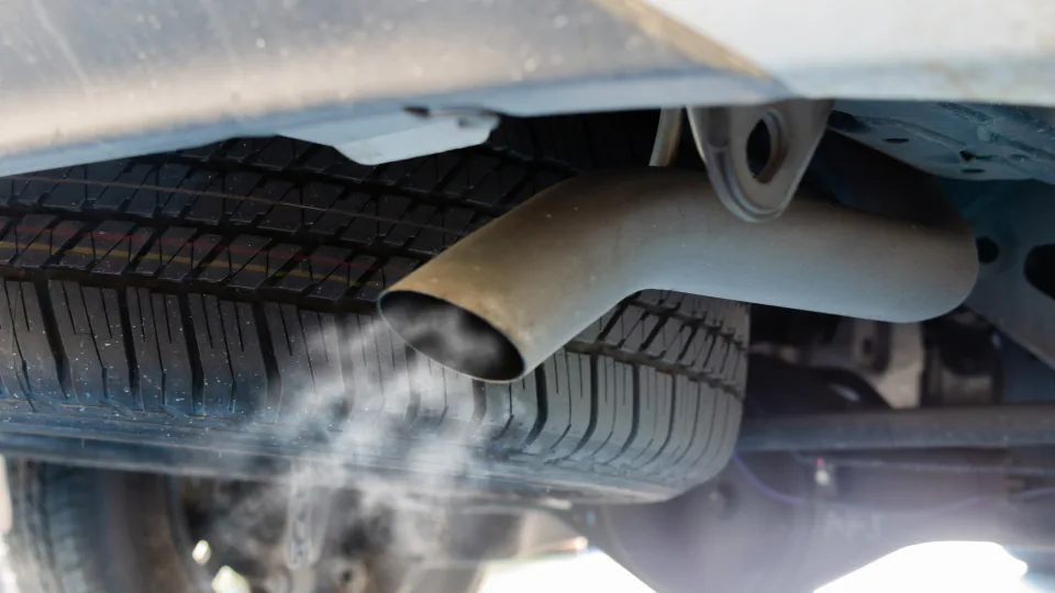 Seimas svarstys pakeitimus, kurie patiks senų automobilių vairuotojams: už šį pažeidimą gali pavykti išsisukti su įspėjimu, sužinokite, kas svarstoma