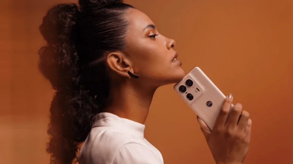 „Motorola“ pristatė „Edge 50 Ultra“ išmanųjį telefoną: pasiūlys naujausią „Qualcomm“ procesorių, puikias kameras ir išskirtinį dizainą