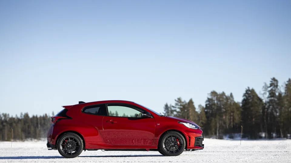„Toyota“ pradėjo išankstinę naujojo „GR Yaris“ prekybą, pasiūlys reikšmingus atnaujinimus ir du įrangos lygius