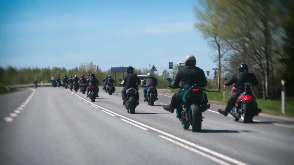 Kas dešimtame eismo įvykyje dalyvauja motociklininkai: kaip išvengti nelaimių atšilus orams?
