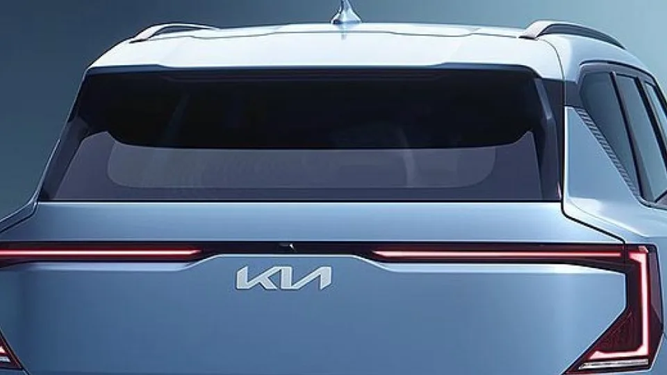 Gatvėse užfiksuotas dar nepristatytas „Kia“ elektromobilis: aiškėja, jog tai gali būti „Kia EV2“ modelis, kuris pirkėjus pradžiugintų itin žema kaina