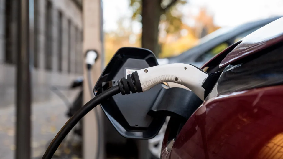 Elektromobilių vairuotojus Kaune pasitinka pokyčiai: atsiskaitymas už įkrovimą – mobiliąja programėle