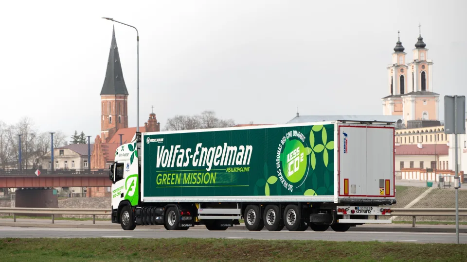 Produkciją Lietuvoje pristato biodujomis varomu vilkiku: per metus 100 tonų sumažins išmetamą CO2