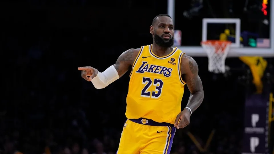 Vienas geriausių NBA krepšininkų užfiksuotas su dar nepristatytu „Beats“ produktu. Ar tai gudrus „Apple“ planas ar atsitiktinumas?