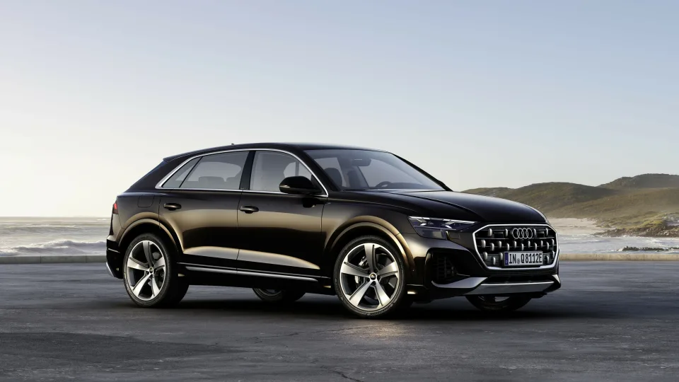 Naujieji „Audi“ įkraunami hibridai Q7 ir Q8 elektros režimu įveiks iki 90 km atstumą