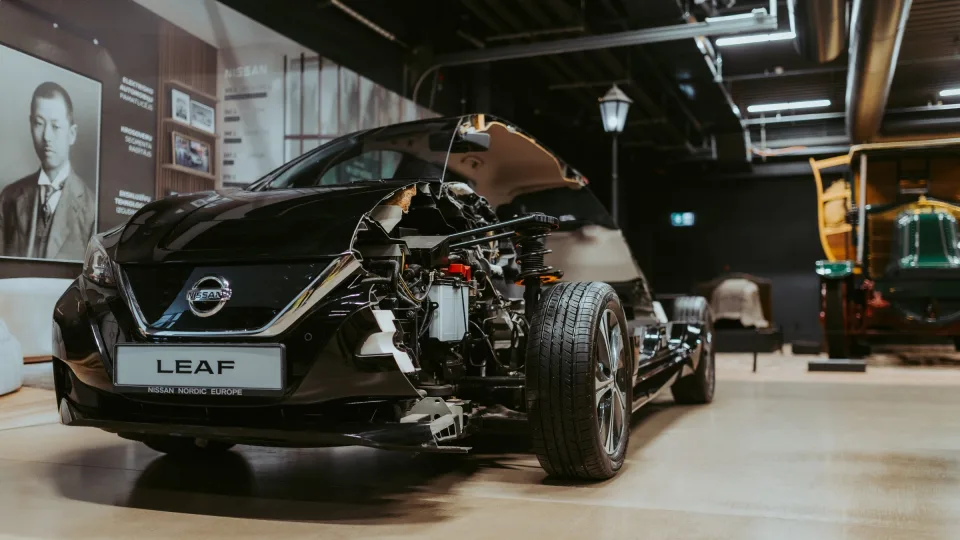Ką Rygos automobilių muziejuje veikia per pusę perpjautas apynaujis „Nissan Leaf“?