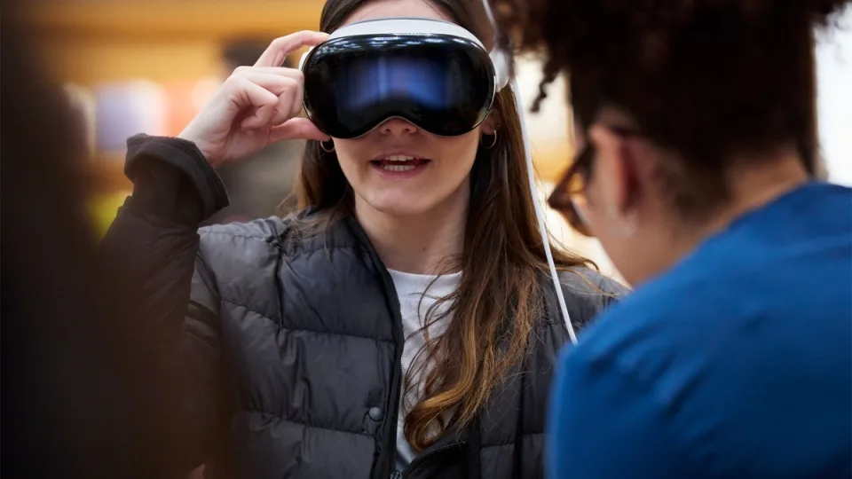 „Apple“ šedevras nepasiteisino? Daugelis „Vision Pro“ turėtojų gailisi įsigiję šį produktą ir jo beveik nenaudoja