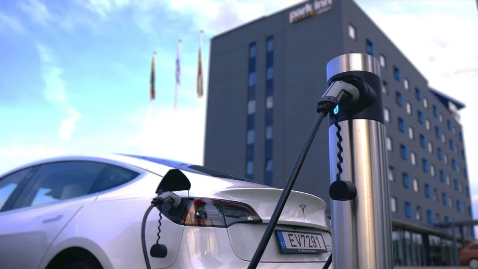 Lietuvoje sparčiai daugėja elektromobilių įkrovimo taškų: jau netrukus įkrovimo stotelės atsiras ir Tauragės rajone