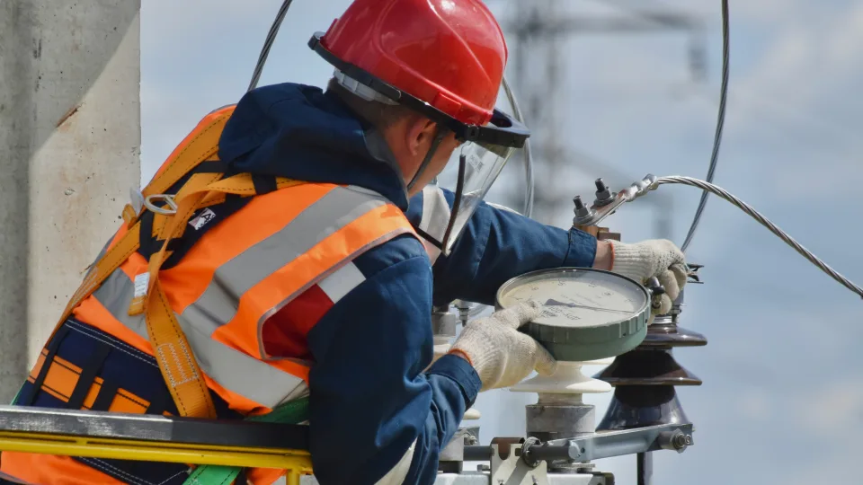 Biržoje fiksuojami beveik tris metus nematyti skaičiai, tačiau ar tai turi įtakos lietuvių gaunamoms sąskaitoms už elektrą?