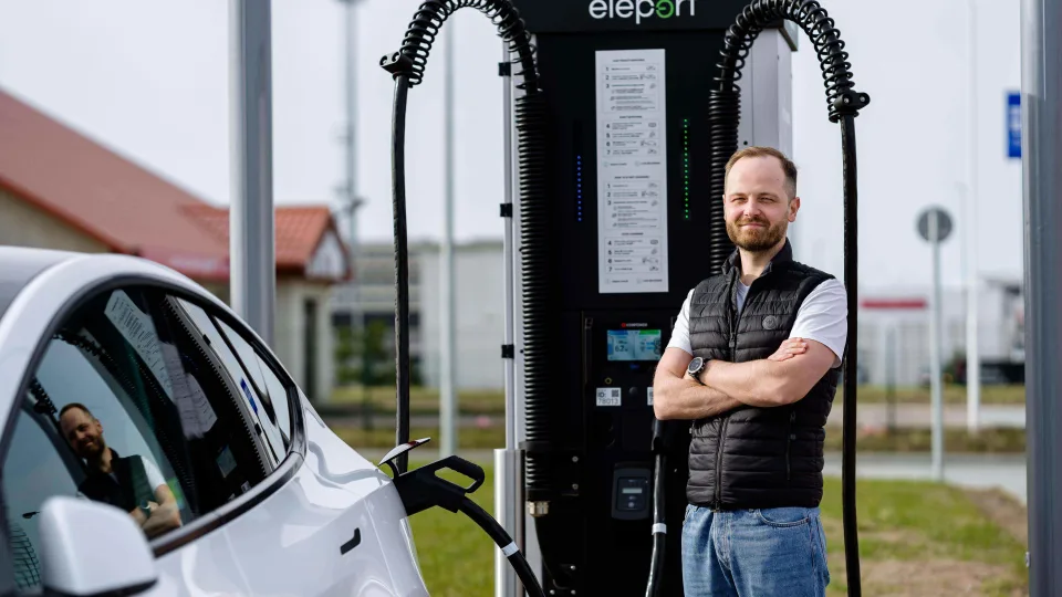 Artėjant atostogų sezonui – geros naujienos elektromobilių turėtojams: uostamiestyje išdygo trys naujos įkrovimo stotelės, pasiūlys pakankamai galios