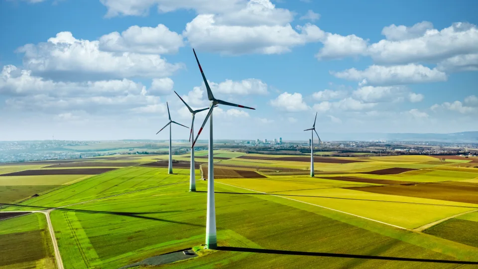 Baltijos šalys sparčiai vejasi energetinę nepriklausomybę: elektros kainos mažėja, gamyba šoka į viršų