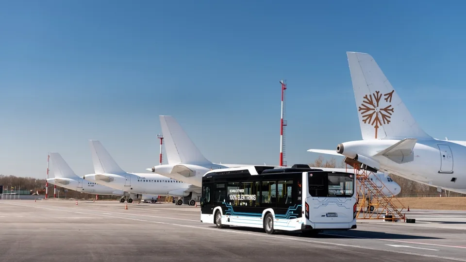 Lietuvos oro uostai pirks elektra varomus autobusus keleiviams Vilniaus oro uoste aptarnauti