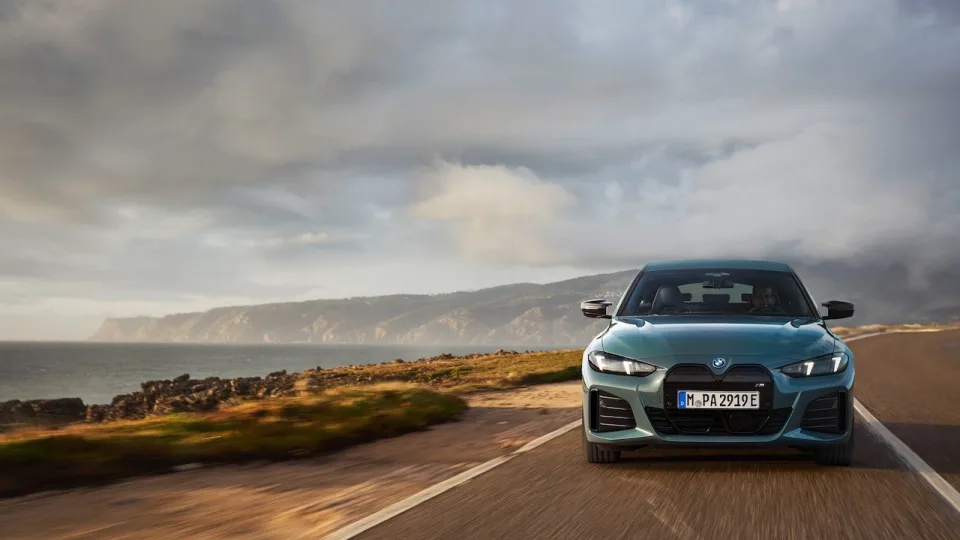 Vokietijos automobilių koncernas BMW paskelbė apie atnaujinamus 4 serijos automobilius: sulauksime „BMW i4“ bei vidaus degimo variklius turinčius „BMW 4 Gran Coupe“