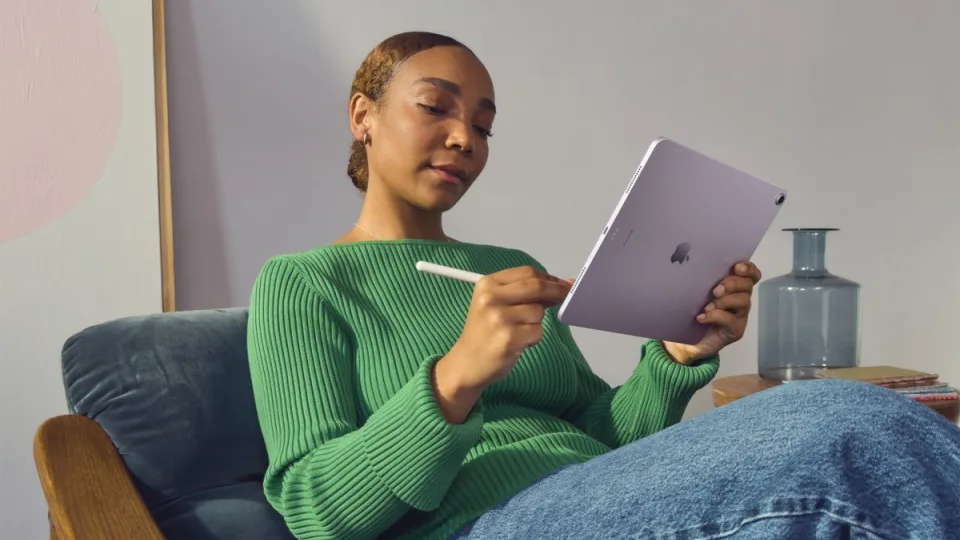 „Apple“ pristatė ir naujus „iPad Air“ modelius: pasiūlys du skirtingus ekranų dydžius, M2 lustus ir patogesnę priekinės kameros poziciją