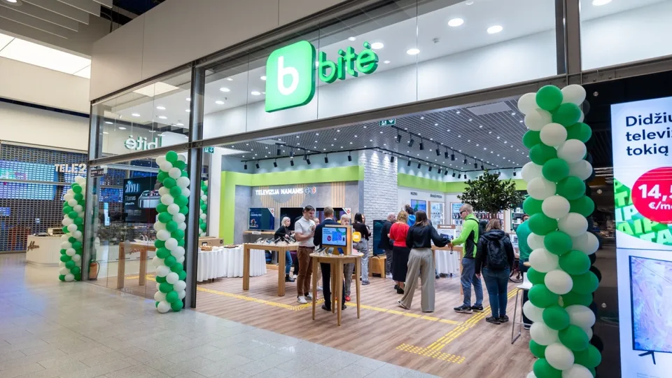 „Bitė“ demonstruoja pavyzdį kiekvienam: atidarė klientams su negalia pritaikytą naujo koncepto saloną