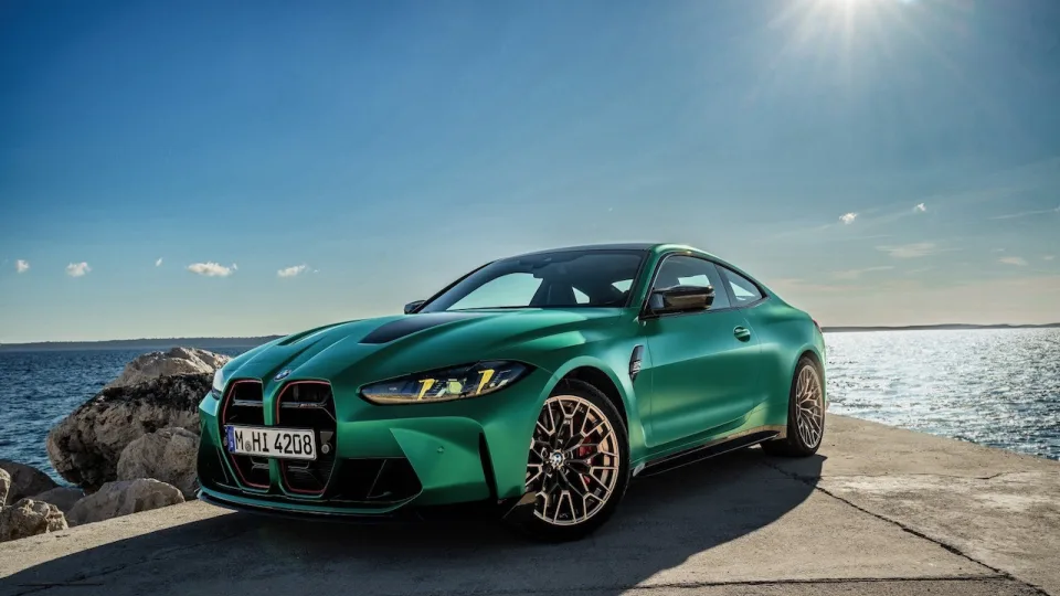 BMW pristatė sportišką „M4 CS“ modelį: optimaliai suderinti važiuoklės sprendimai, iki 100 km/val. – per 3,4 sek.