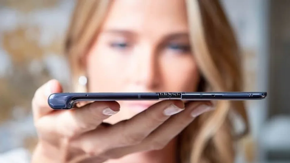 Nauja „Huawei“ kryptis – Barselonoje pristatytas sulenkiamas telefonas ir kiti įrenginiai