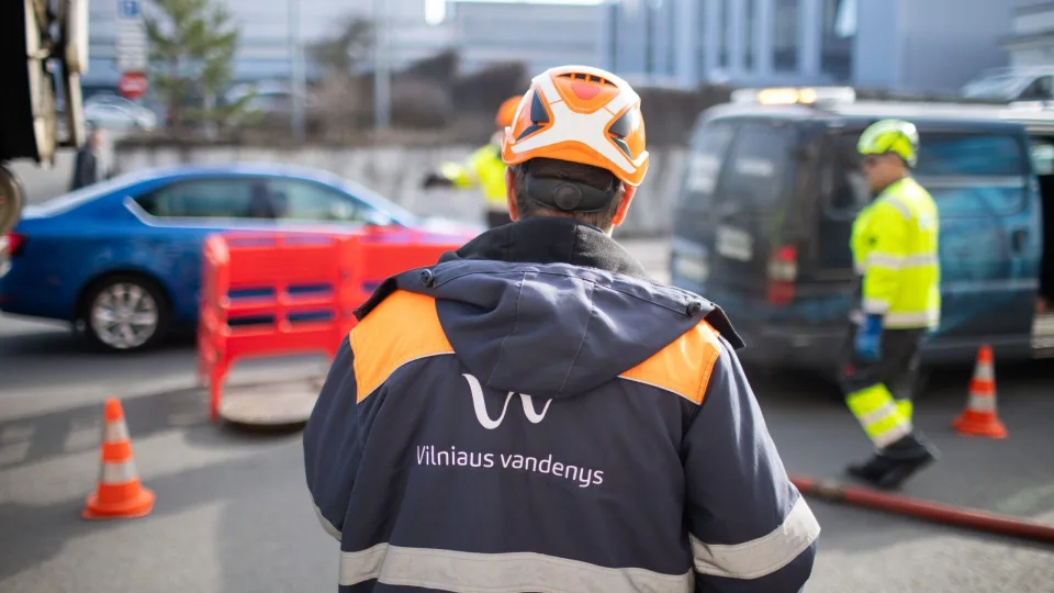 „Vilniaus vandenys“ išbando inovatyvius sprendimus: sostinėje išbandytas vamzdynų valymo ledu metodą, gali tapti puikia alternatyva