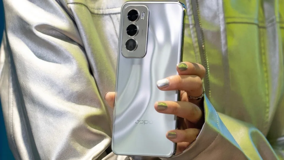Aiškėja naujojo „Oppo Reno12 Pro“ specifikacijos: pasiūlys AMOLED ekraną, „Mediatek“ procesorių ir aukštos raiškos kamerų konfigūraciją