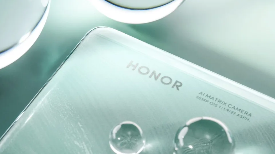 Netrukus galime sulaukti naujųjų „Honor 300“ serijos išmaniųjų telefonų: pasiūlys ne tik greito įkrovimo galimybes, bet ir itin kompaktišką dydį