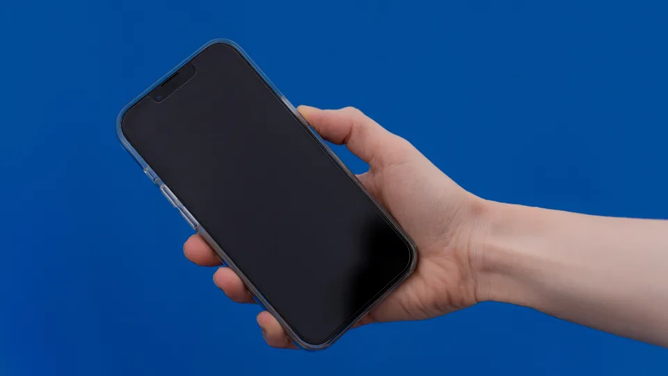 Pastebi sugrįžusią madą turėti mygtukinį telefoną: ekspertai naujos tendencijos vertinti neskuba
