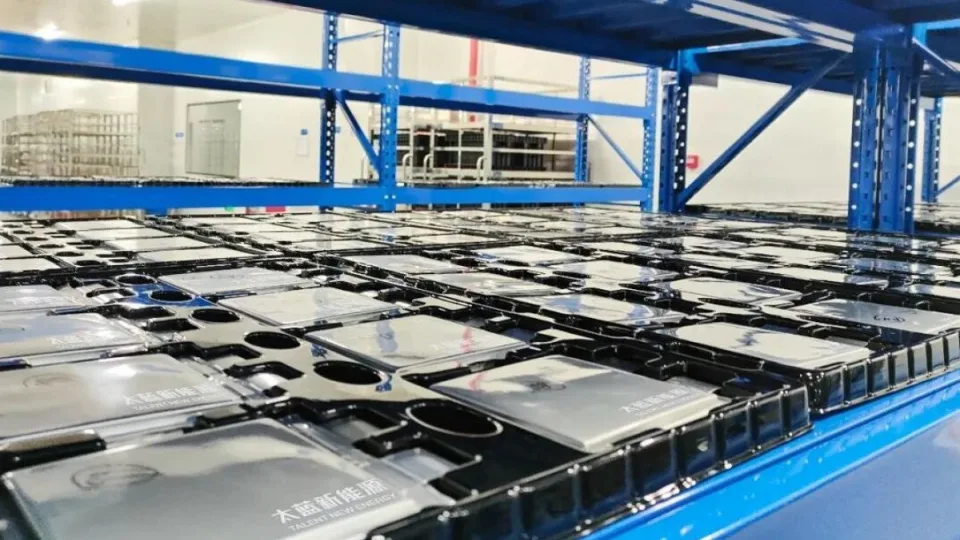 Iki 99 proc. elektromobilių baterijų ardomos nelegaliai, į pavojų visuomenei reaguojama per lėtai