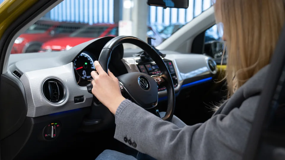 Ruošiatės pirkti naudotą automobilį? Ekspertai atskleidžia 10 naujų sukčiavimo būdų, kuriais gali būti bandoma jus apgauti