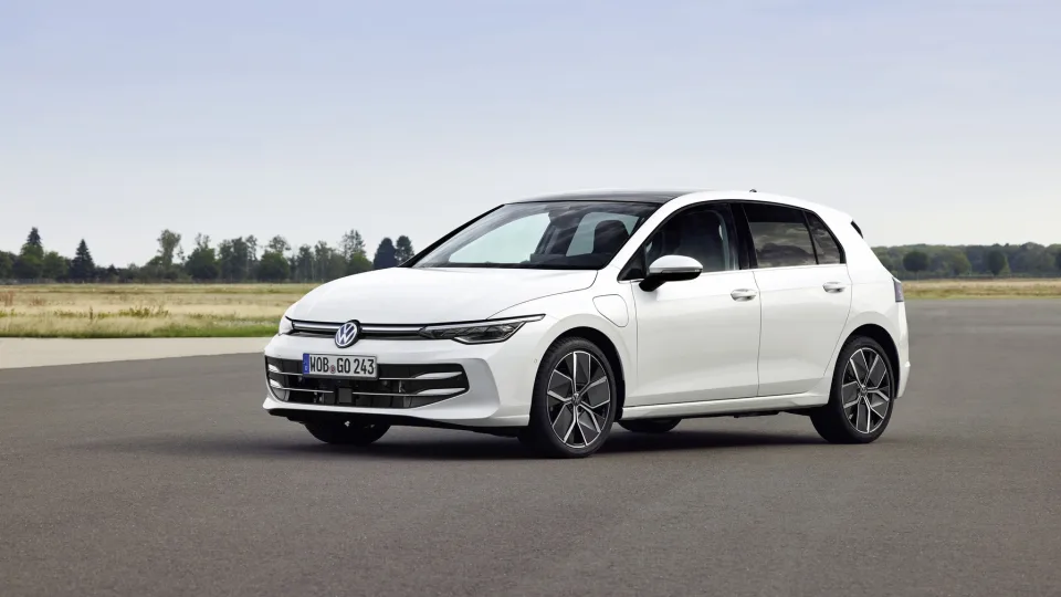 Lietuvoje jau galima įsigyti atnaujintą „Volkswagen Golf“, žymintį šio kultinio modelio 50-metį, paskelbta ir pradinį automobilio kaina