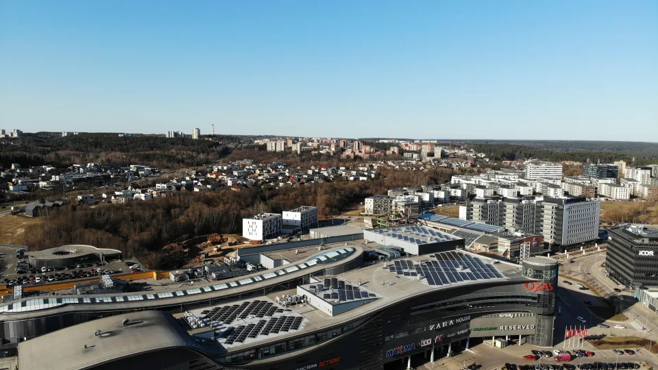 Prekybos ir pramogų centras „Ozas“ laikydamasis savo aplinkosauginių įsipareigojimų žengė dar vieną žingsnį didesnio tvarumo link: per metus pasigamins 431 tūkst. kWh žaliosios energijos, o ant stogo įkurdino bites