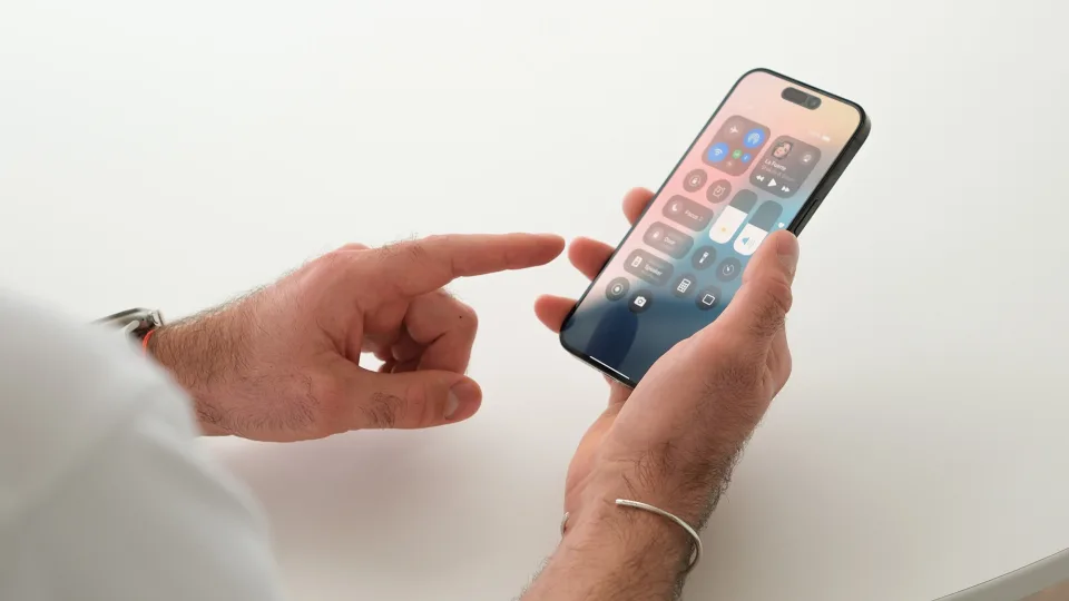 Tūkstančiai daro tai kasdien: šis įprotis naikina jūsų išmaniojo telefono bateriją, nebedarykite to