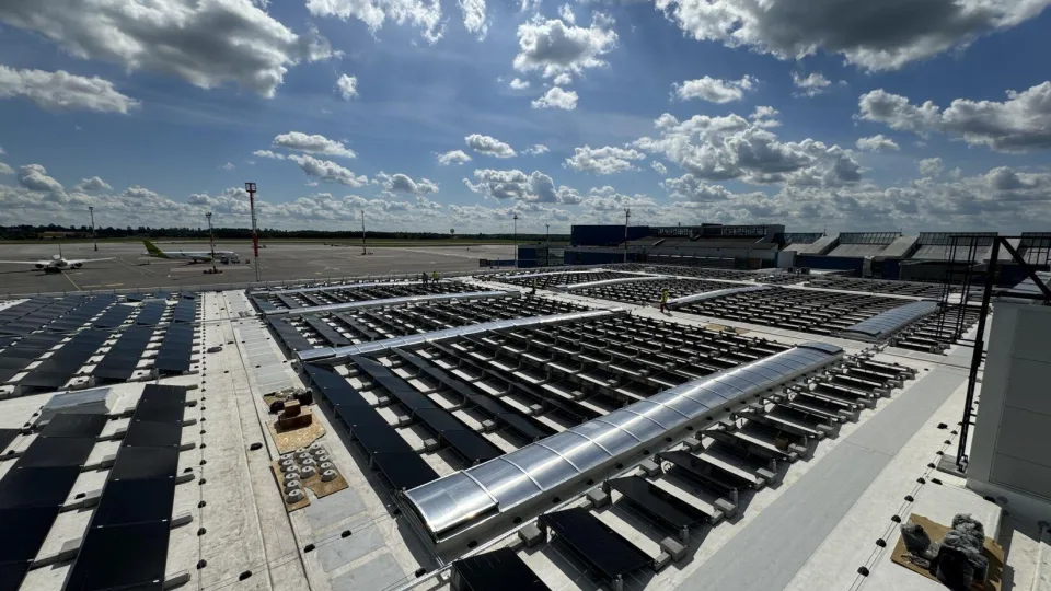Šiuo metu statomame naujajame Vilniaus oro uosto išvykimo terminale – baigti saulės energijos modulių montavimo darbai