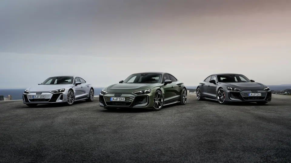 „Audi“ pristatė tris atnaujintus „e-tron GT“ modelius: naujieji vokiečių šedevrai nustebins gerokai didesniu nuvažiuojamu atstumu, įkrovimo efektyvumu ir valdymo preciziškumu
