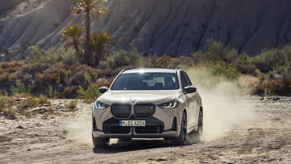 BMW pristatė naujos kartos „BMW X3“ modelį: naujausios technologijos, daugiau erdvės salone ir dvigubai didesnis elektra įveikiamas atstumas