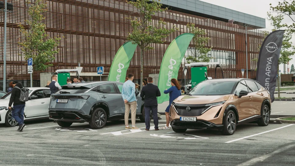 Elektromobilių savininkams savo keliones planuoti reikia kur kas atidžia: ekspertas atskleidžia tokių vairuotojų prioritetus, kai kuriuos dalykus vertina labiau nei kainą