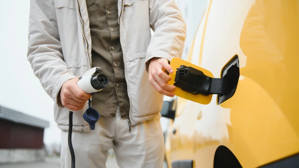 Buitinis elektros lizdas ar stotelė: kuris elektromobilio įkrovimo būdas taupo daugiausia laiko ir pinigų