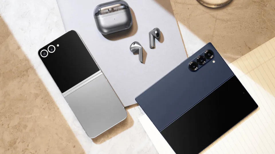 „Samsung“ sulenkiamą ekraną sujungė su dirbtinio intelekto funkcijomis: pristatyti „Galaxy Flip6“ ir „Galaxy Fold6“ išmanieji telefonai