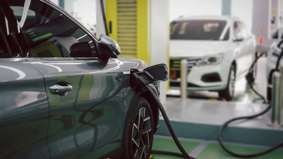 Jūs greičiausiai tuo nepatikėsite, bet tokia realybė: paneigtas itin populiarus mitas apie šiuos automobilius, nustebins kiekvieną dyzelinio ar benzininio automobilio vairuotoją
