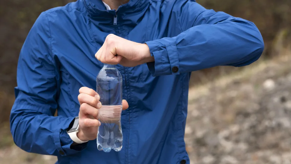 Ar stikliniai buteliai yra pavojingesni nei plastikas? Tyrimo rezultatai šokiravo net ir visko mačiusius