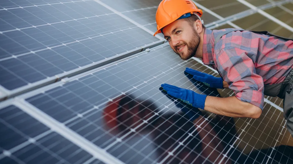 Lietuvos vietinė elektros energijos gamyba nuolat auga: saulės elektrinės jau pagamino tiek energijos, kad užtektų aprūpinti Šiaulių apskritį visus metus