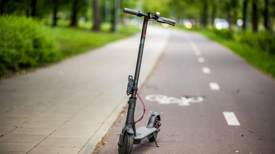 Vairuojantys elektrinį paspirtuką ar dviratį turėtų suklusti: netrukus įsigalios svarbūs KET pasikeitimai, nežinant šių dalykų galite gauti ir nemenką baudą, pateikiama svarbiausia informacija