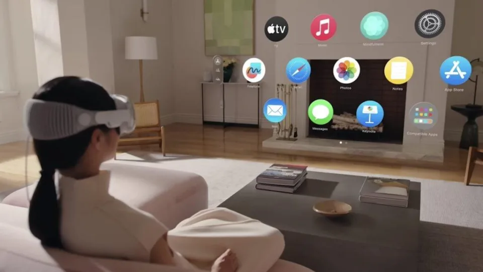 „Apple Vision Pro“ ateitį gaubia nežinia: JAV technologijų milžinė priverstaa mažinti gamybą bei kardinaliai keičia savo ateities planus, kurie nieko gero nežada