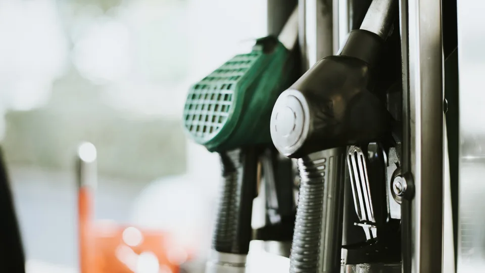Užsipilkite pilną baką degalų, nes paskui jau gali būti per vėlu: numatomas ženklus benzino ir dyzelino kainų šuolis, tačiau tai nulems ne tik didesni akcizai