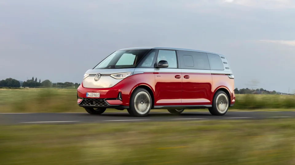 Vokietijos automobilių milžinė plečia „ID. Buzz“ gamą: pademonstruota nauja bazinė ir galingiausias „Volkswagen“ komercinis automobilis