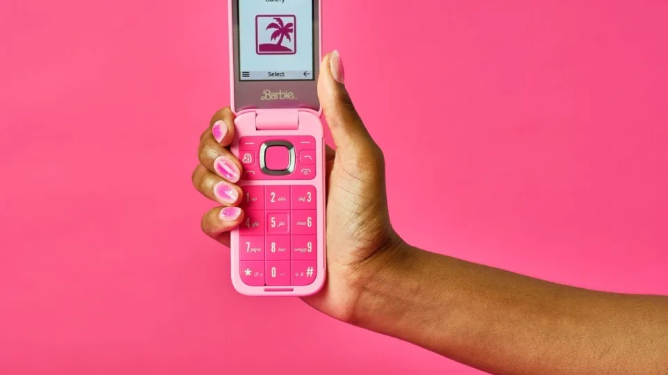 HMD ir „Mattel“ pristatė išskirtinį telefoną: atskleistos visos „HMD Barbie“ įrenginio savybės, pirkėjai gaus ne tik rožinį telefoną, bet ir daugybę papildomų priedų