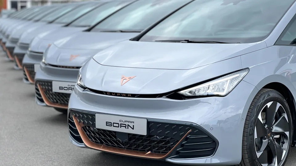Milijoną kilometrų elektromobiliais įveikę „Telia“ darbuotojai neigia didžiausius mitus: patirtis rodo, kad tokie automobiliai puikiai tinka ilgoms kelionėms, gaunama ir finansinė nauda