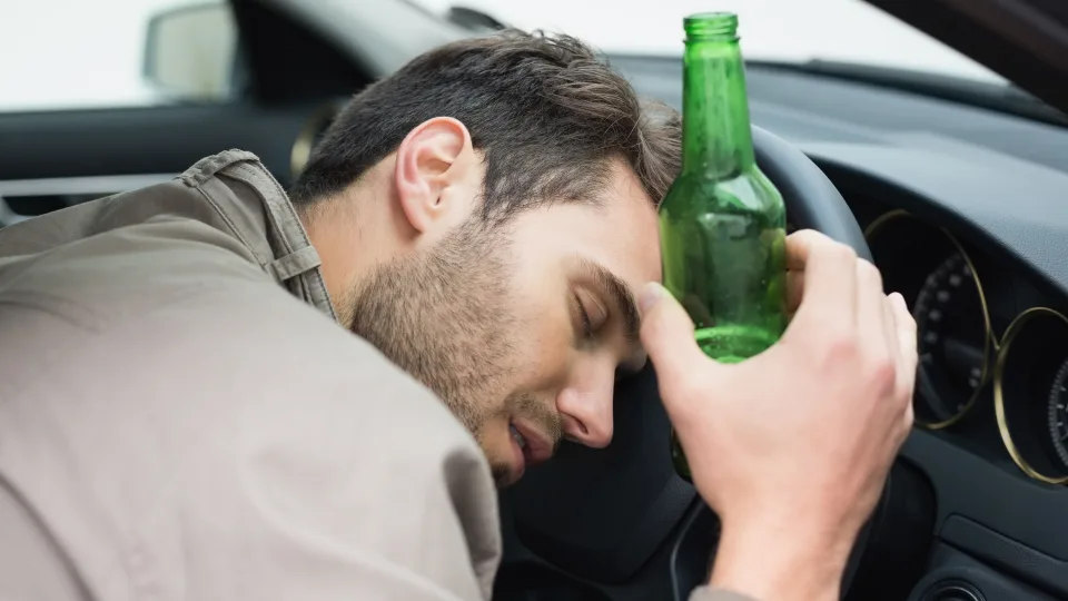 Kelių eismo taisykles, kurias sunku paaiškinti sveiku protu: Lietuvoje už tai galite atsidurti kalėjimą, o kai kuriose šalyse negautumėte net ir baudos