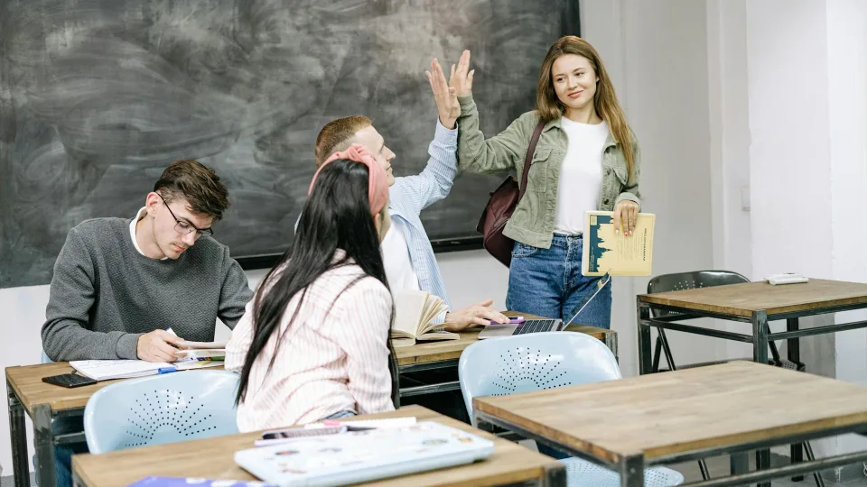 Samsung“ socialinės atsakomybės projektas „Solve for Tomorrow“ Baltijos šalių mokinius suburs bendram tikslui: kviečia moksleivius ieškoti būdų, kaip įgalinti DI mokymosi procese, laimėtojams paruošė įspūdingus prizus