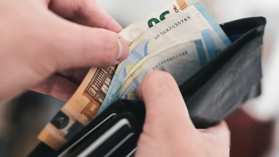 Visas savo mėnesio pajamas iki paskutinio cento išleidžiančių žmonių Lietuvoje mažėja: gyvenančių „nuo algos iki algos“ mažėja, vis daugiau gyventojų taupo reguliariai