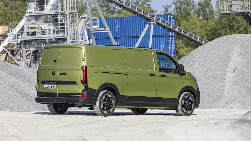 IAA transporto parodoje „Volkswagen“ komercinių automobilių padalinys pristatė visiškai naują „Transporter“ modelį: šiems laikams pritaikytos pavaros ir ergonomiška darbo vieta