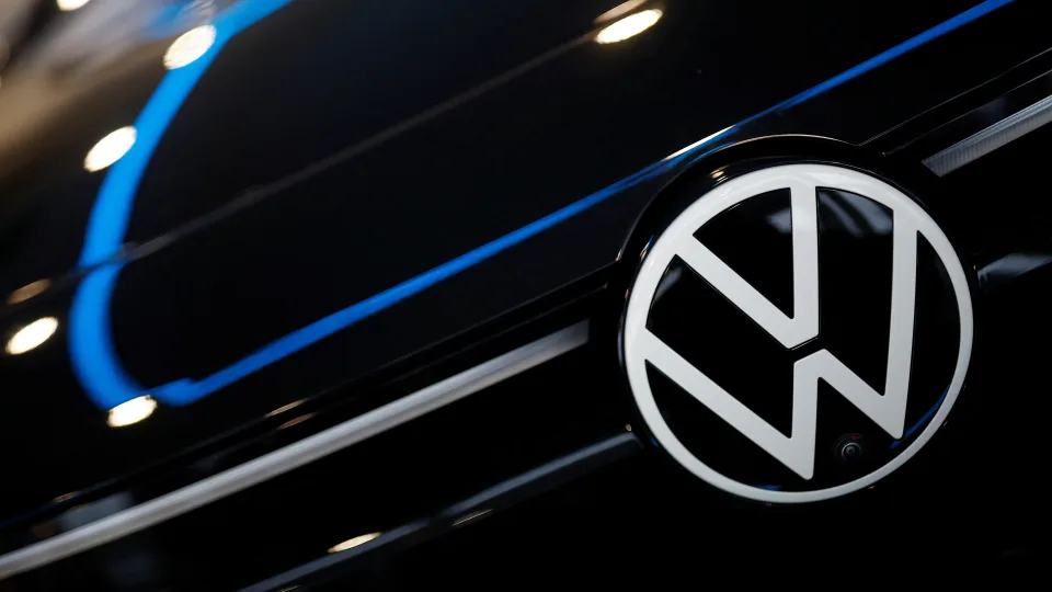 Vokietijos automobilių milžinė turi rimtų problemų: visais įmanomais būdais bando sutaupyti sunkiai suvokiamą sumą pinigų, ketina imtis drastiškų sprendimų